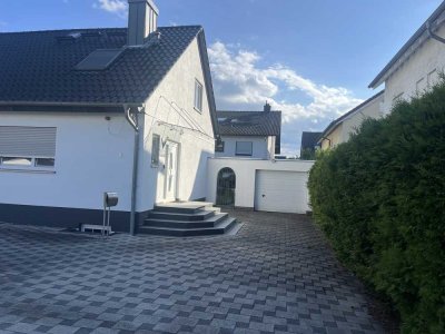 Freistehendes Haus mit Garten und Garage