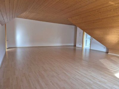 Geschmackvolle, gepflegte 2,5-Zimmer-DG-Wohnung mit Balkon und Einbauküche in Ohmenhausen
