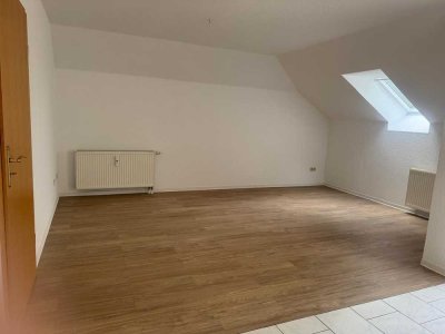 Freundliche 2-Zimmer-DG-Wohnung mit gehobener Innenausstattung mit Balkon in Dessau-Roßlau - Ziebigk