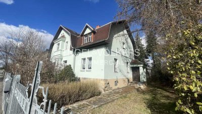 Villa mit Entwicklungspotenzial in begehrter Lage
