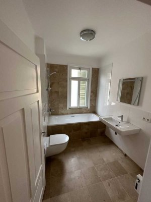 Exklusive Altbauwohnung mit 4 Zimmern in prachtvoll sanierter Villa in der Südstadt