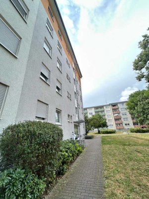 Farbenfrohe 3-Zimmer-Wohnung im 3.OG mit Loggia
