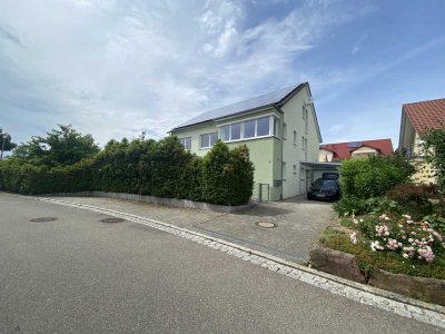 Neuwertige, behindertengerechte 3,5-Zimmer-Wohnung mit überdachter Südterrasse