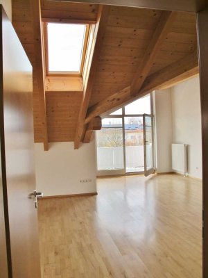 Geschmackvolle 2-Raum-DG-Wohnung mit geh. Innenausstattung mit Balkon und EBK in Großkarolinenfeld