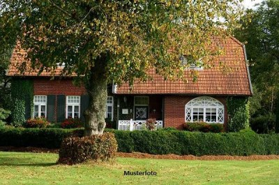 Dreiseitenhof mit Einfamilienhaus und 2 Garagen