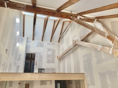 Wohnen auf dem Gutshof: 3-Zimmer-Maisonette mit historischen Balken und Garten
