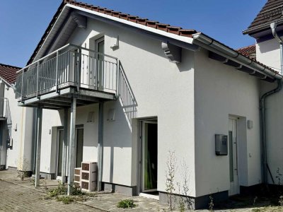 Reihenmittelhausartige Wohnung mit Balkon, 2 Stellplätzen – kein Garten, zentrale Lage