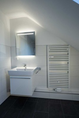 Wohnen in Vohwinkel. Schöne 2-Zi.-DG-Wohnung mit Küche, Diele, Duschbad mit Fenster & Stellplatz.