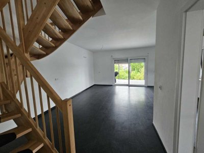 Moderne Doppelhaushälfte mit Energieeffizienz und idyllischem Garten in familienfreundlicher Lage