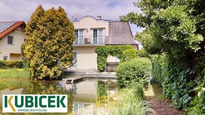 Kleine Villa, großer Schwimmteich.