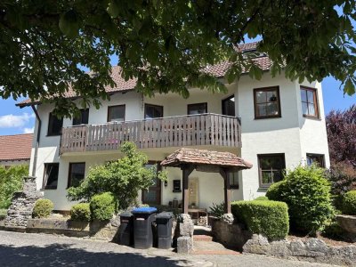 Gepflegte, großzügige Erdgeschosswohnung mit Garage, Carport und Terrasse