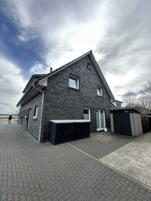 Neuwertiges Haus 5 Zimmern und EBK in Reinbek