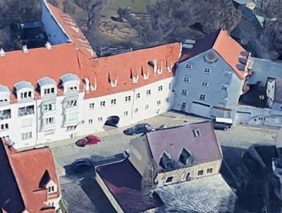 Große 3 Zimmer-Altbauwohnung mit Terrasse und Stellplatz im Hof!