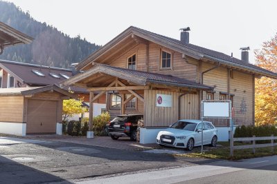 Exklusives Holzhaus in Waidring – 135 m² Wohnfläche, Galerie, Souterrain-Wohnung, PV-Anlage &amp; Alpenblick