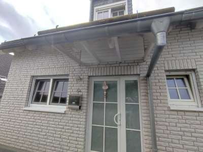 Preiswerte, gepflegte 4-Zimmer-Doppelhaushälfte, neuwertig, sehr schöne zentrale Lage, incl Carport