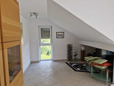 Helle gemütliche 3-Zi-DG-Whg mit Einbauküche für Gartenliebhaber
