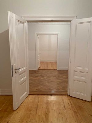 Stilvoll sanierter Altbau mit Wohnküche und Balkon in bester Lage