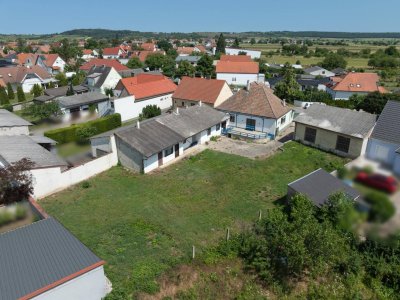 Ein - Mehrfamilienhaus mit Zusatzgebäude und Garagen