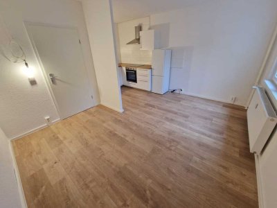 Für Singles - kleine kernsanierte 2-Raumwohnung - Laminatboden + Wannenbad + EBK-Option