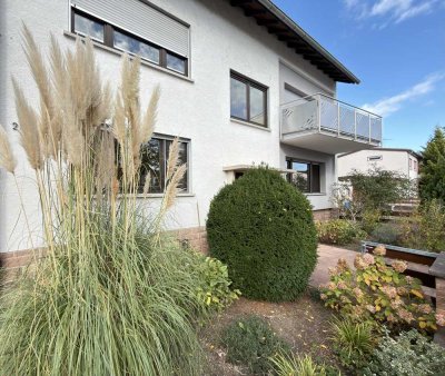 Stattliches Mehrfamilienhaus, Garten , Garagen, EG u. OG ohne Renovierungsstau sofort bezugsfrei !