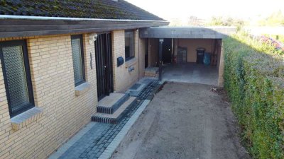 Satteldachbungalow mit Teilkeller in beliebter Feldrandlage- frisch saniertes Duschbad und Gäste-WC