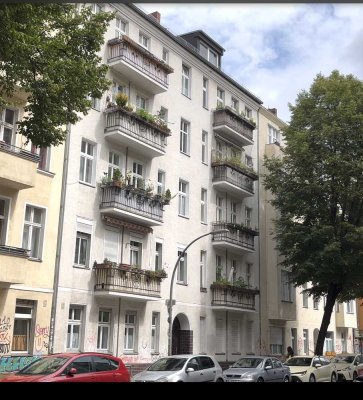 Helle 3-Zimmer-Erdgeschosswohnung mit hochwertiger Massivholzmöblierung im Richardkiez, Berlin-Neukö