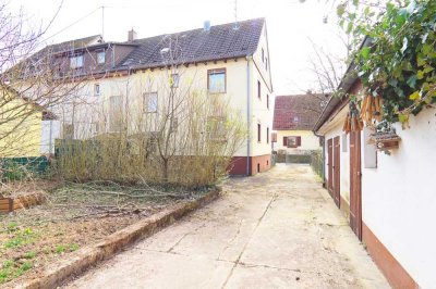 Sanierungsbedürftig, aber voller Möglichkeiten: Doppelhaushälfte für Familien
