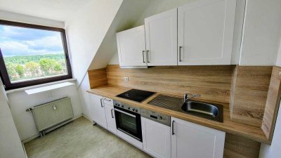 Stilvolle Dachgeschosswohnung mit Ausblick – ab 01.07.25 – 1 Zimmer mit Küche und Bad in Regensburg