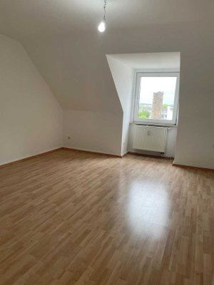 2-Zimmer Dachgeschosswohnung im Nordend - ideal für Handwerker