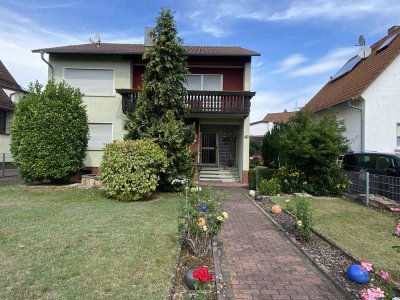 Großzügiges Zweifamilienhaus mit großen Gärten, Terrasse & Garage in ruhiger Lage