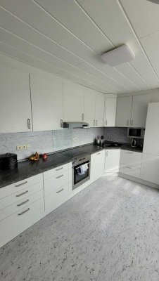 Stilvolle, gepflegte 5-Zimmer-Wohnung mit Balkon und EBK in Nürnberg