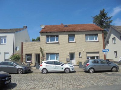 Fast komplett vermietetes Mehrfamilienhaus  mit 3 Wohnungen, Terrasse, Dachterrasse, großem Garten