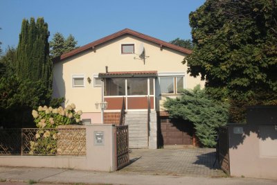 Einfamilienhaus mit großem Garten in ruhiger Lage