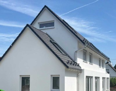 Schöne, zeitlose Neubau-Doppelhaushälfte mit großem Souterrainbereich