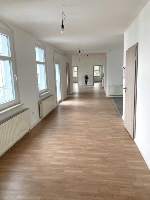 4 Raum Wohnung EG 119 m² mit eigenem Garten und Kaminofen mitten in Zeulenroda