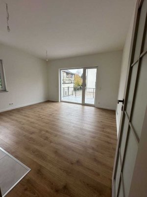 ! Neubau - EG Hochparterre Wohnung mit großzügiger Terrasse !