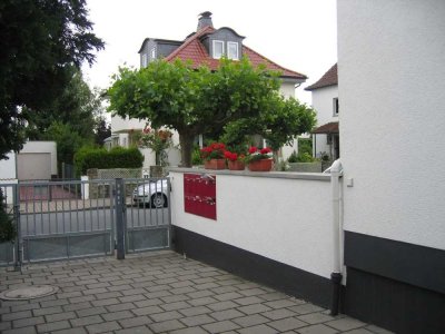 2 (1/2)  Zimmer-Wohnung im 1. OG mit Einbauküche
