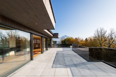 Penthouse am Mondsee – Ein Rückzugsort der Extraklasse! Hochwertige Vollholz-Architektur, 4 Terrassen und spektakulärer Panoramablick auf den Mondsee – bezugsfertig und barrierefrei.