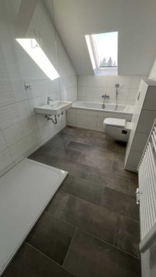 !!! Erstbezug nach Komplettsanierung !!! 4-Zi.-DG-Whg. mit Wohn-/Esszimmer