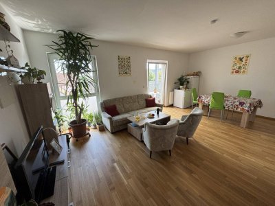 Zentrale Mietwohnung mit Balkon !