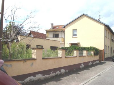Sofort frei! Älteres Einfamilienhaus mit Nebengebäude und Garten!