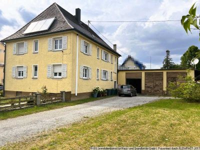 STIL - CHARME - PLATZ: Stattliches, gepfelgtes 2-Familienhaus mit 3 Garagen und großem Grundstück