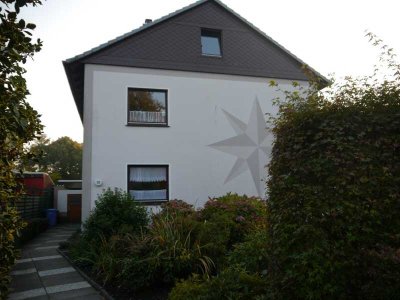 Gemütliche 2-Zimmer-Dachgeschosswohnung mit Einbauküche und Badewanne