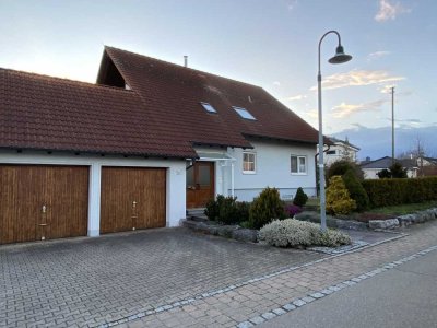 Schöne 5,5 Wohnung mit EBK mit Garage und Garten