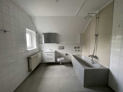 Einladende Dachgeschoss-Wohnung, neues Bad