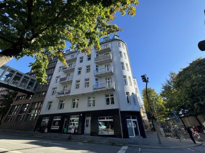 WG geeignet: Lichtdurchflutete , kernsanierte 3-Zimmer Wohnung in zentraler Lage