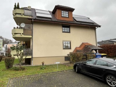 Für Eigennutzer oder Kapitalanleger: Großzügige Hochparterre-ETW mit Balkon in sehr gepflegtem MFH