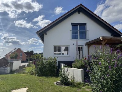 Großes energieeffizientes Einfamilienhaus mit  Photovoltaik, Wärmepumpe, 3 Garagen und großem Garten