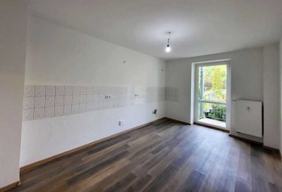 *Geräumige 2-Raumwohnung sucht Sie*+ frisch renoviert +Wannenbad + Balkon + EBK als Option!