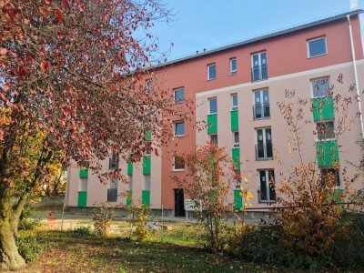 2 Zimmerwohnung im 3. Obergeschoss mit Wohnküche, Tageslichtbad, Dusche, Badewanne und französischem